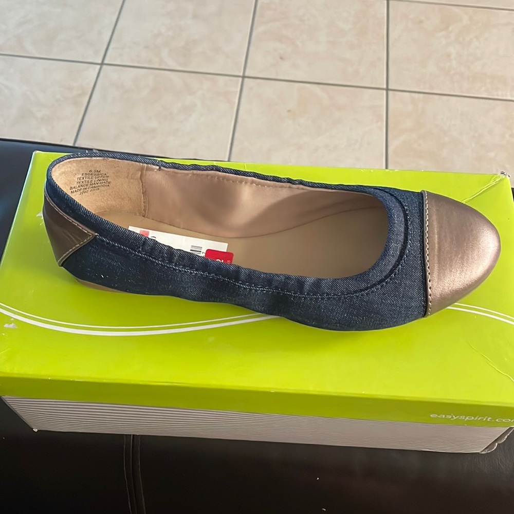 Easy sport flats. 6.5W never worn! Coming from a Covid, pet and smoke free home
